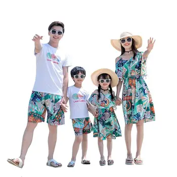 2023 Одинаковые комплекты для семьи, летние пляжные платья с цветочным рисунком для мамы и дочки, Хлопковая футболка и шорты для папы и сына, одежда для пары на берегу моря